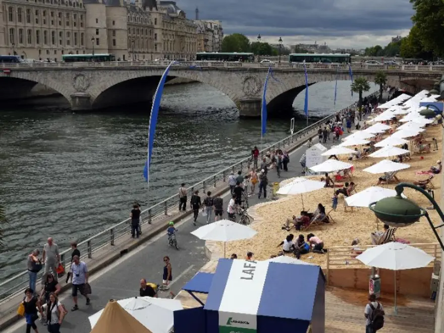 Tatile gidemeyenler Paris'i plaja çevirdi 7