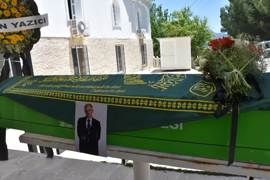 Oyuncu Ali Demirel son yolculuğuna uğurlandı Oyuncu Ali Demirel son yolculuğuna uğurlandı