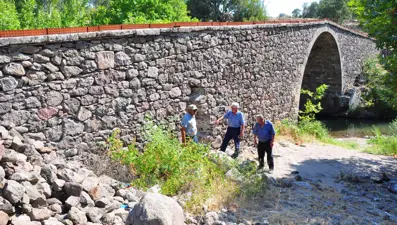 Define hayaliyle taş köprüyü tahrip ettiler