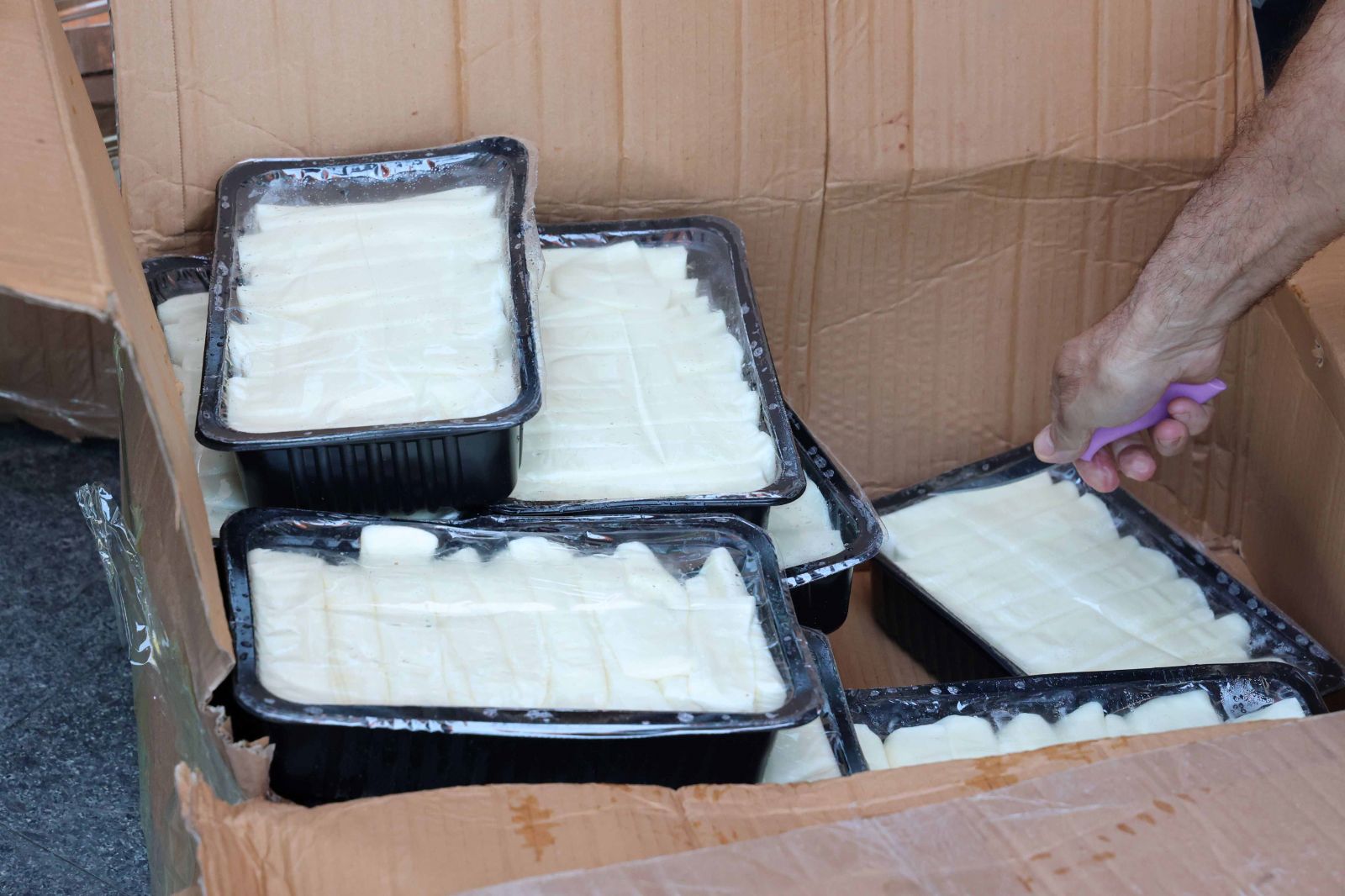 Otogarda uygunsuz şartlarda 700 kilo peynir yakalandı