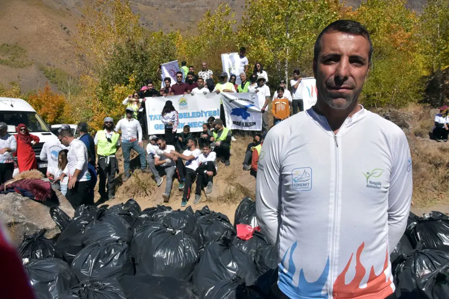 Nemrut Krater Gölü’nde sonbahar güzelliği eşliğinde çevre temizliği 26