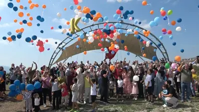 Kanseri yenen Kağan için gökyüzüne balonlar bırakıldı
