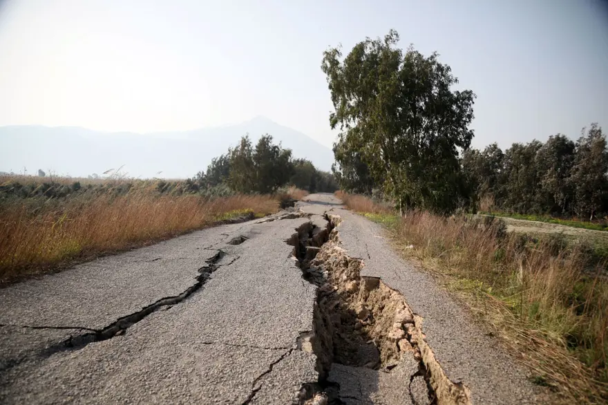 Depremden sonra kuş cennetinde büyük yarıklar 6