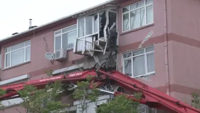 Beton pompası apartmanın üzerine devrildi: 2 balkon çöktü