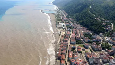 Abana sahili kahverengiye boyandı