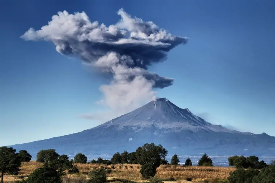 Meksika'da Popocatepetl Yanardağı patladı 3