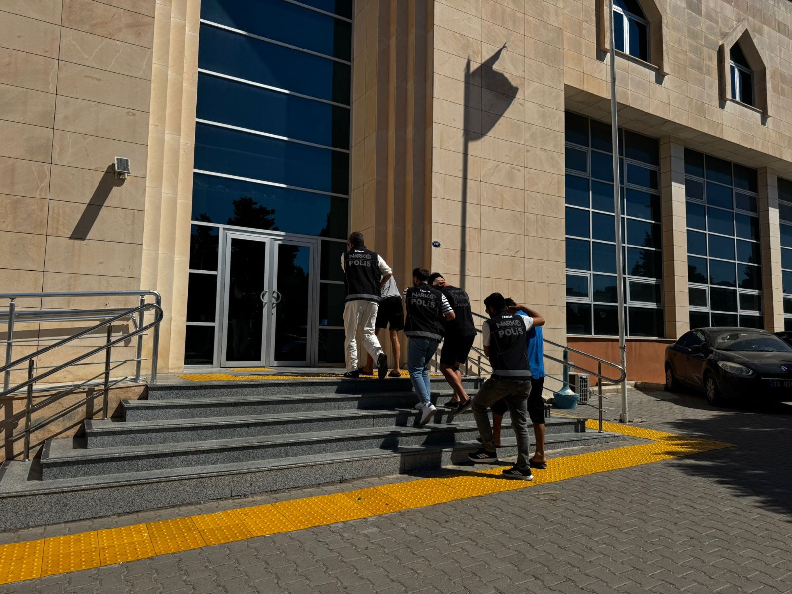 İzmir'de büyük uyuşturucu operasyonu: 11 tutuklama