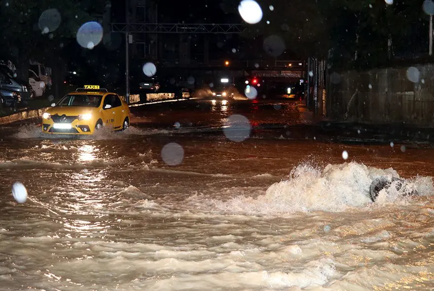 İzmir'de şiddetli yağış 