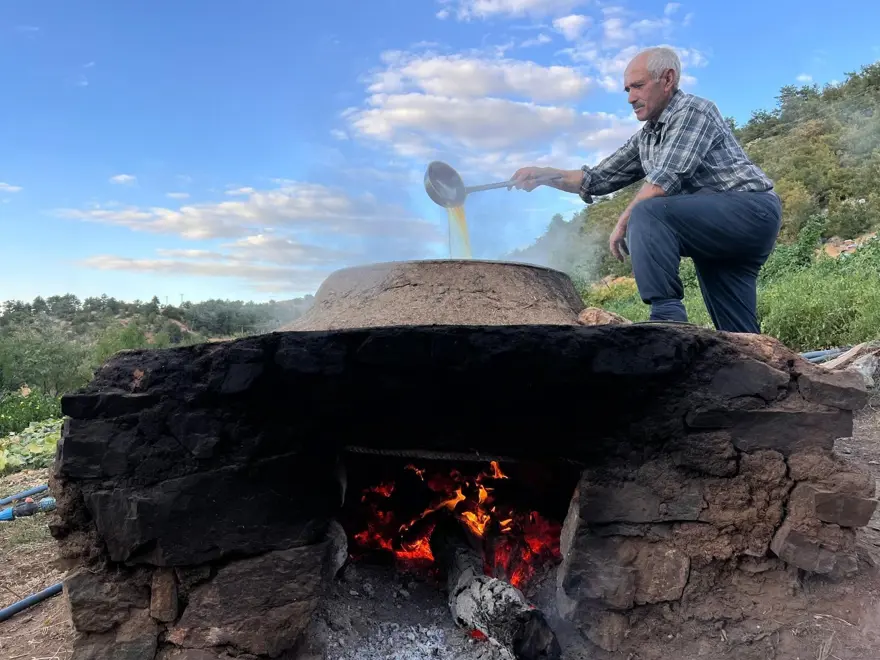 Doğal şifa kaynağı: Büyük kazanlarda odun ateşinde kaynatılıyor Doğal şifa kaynağı: Büyük kazanlarda odun ateşinde kaynatılıyor