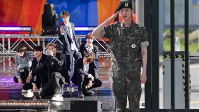 Güney Koreli pop yıldızı zorunlu askerlik görevini bitirdi