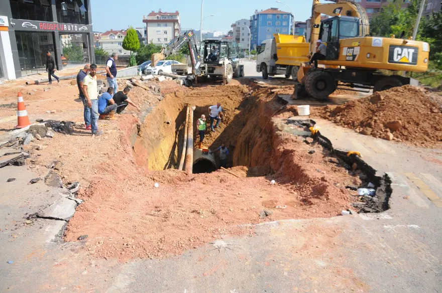 Kocaeli Gebze'de su borusu patladı, evleri su bastı 9