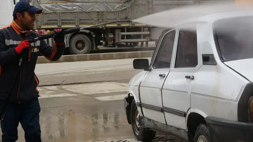 Van’da çamur yağdı: araçlar oto yıkamada kuyruk oldu 8 Van’da çamur yağdı: araçlar oto yıkamada kuyruk oldu 8