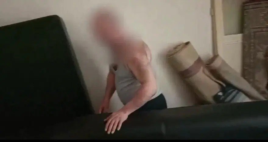 39yıl hapis cezasıyla aranıyordu, kanepenin arkasından çıktı 3