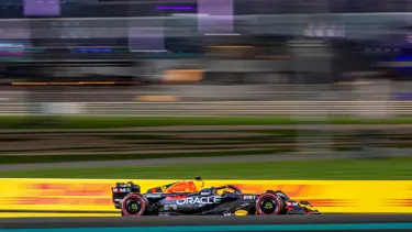 Max Verstappen sezonun son yarışını kazandı