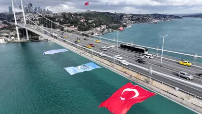 Alper Gezeravcı için 15 Temmuz Şehitler Köprüsü'ne Türk bayrağı asıldı