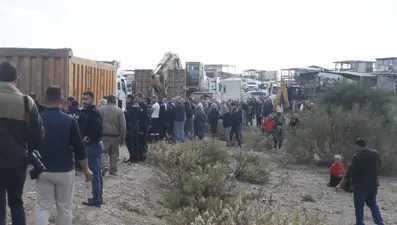 Bedava tatilinadresinde kamyonlu direniş: Plakaları söküp yolu kapattılar, ekipler yıkımdan vazgeçti