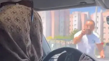 Önünü kesti, aracın camını yumrukladı: Trafikte dehşeti yaşadılar