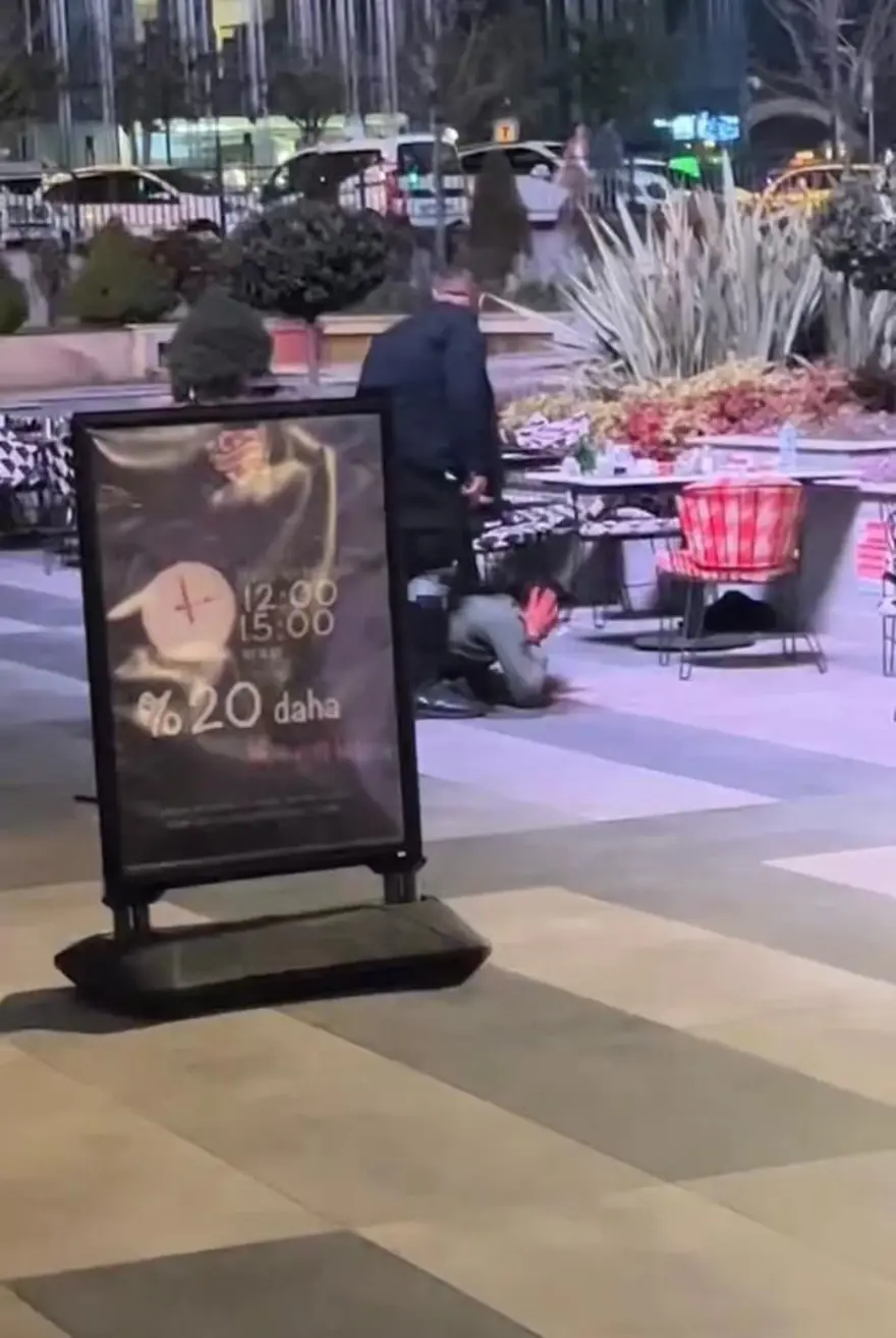 Eğlencemerkezinde kavga: Yemek yerken vuruldu 2