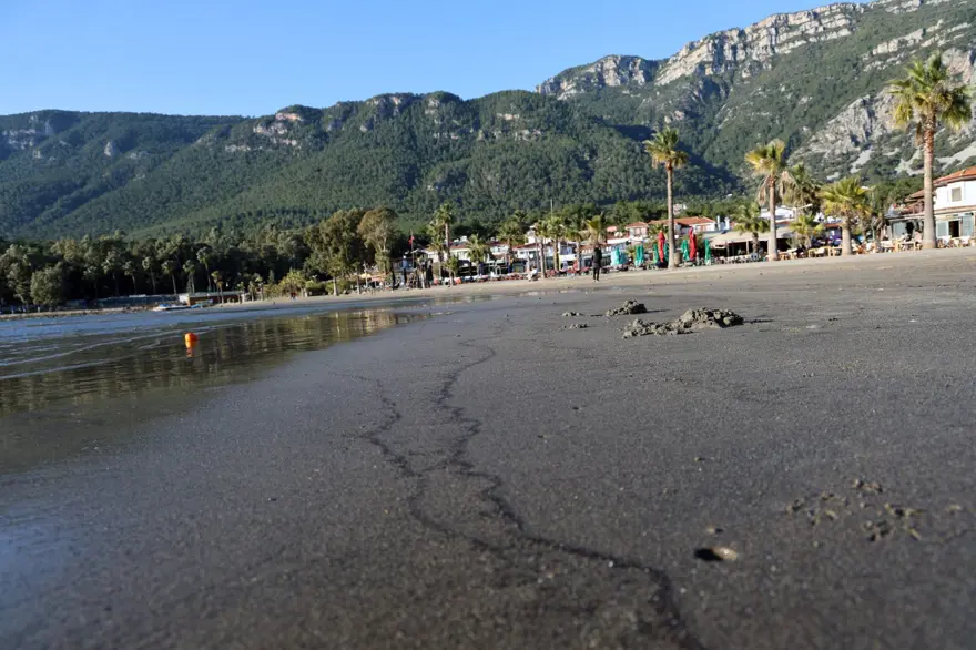 Akyaka ve Seferihisar'da deniz suyu metrelerce çekildi! Uzmanlardan açıklama 1 Akyaka ve Seferihisar'da deniz suyu metrelerce çekildi! Uzmanlardan açıklama 1