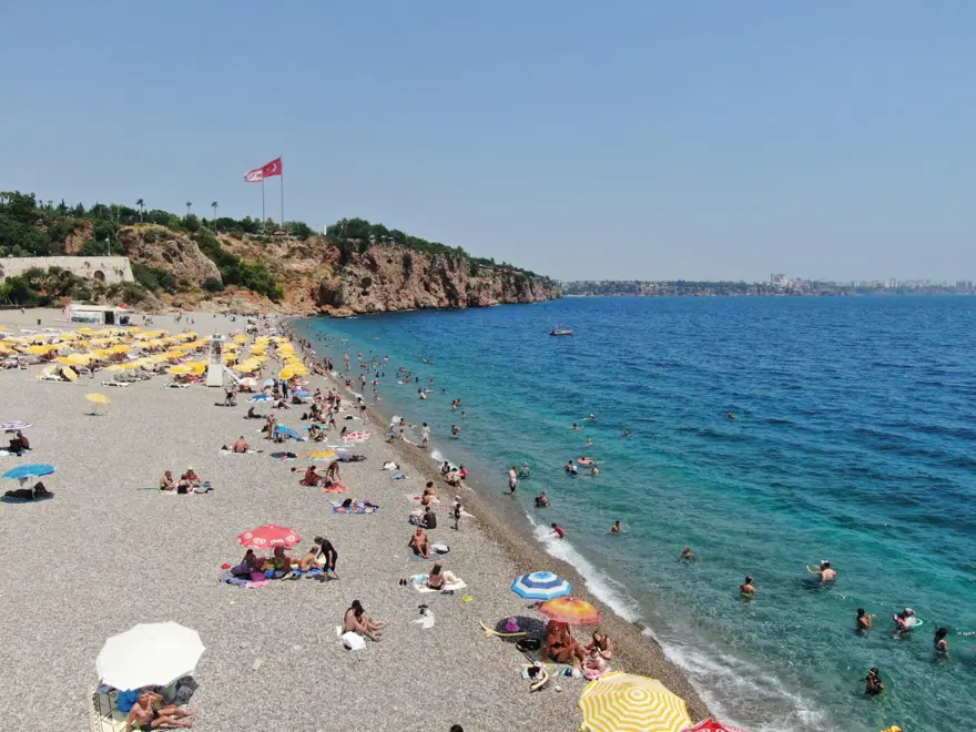 Antalya'da nem yüzde 80'i buldu! Sahiller dolup taştı 1