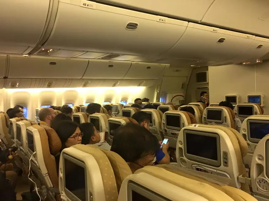 Singapur uçağı pistte alev aldı 1