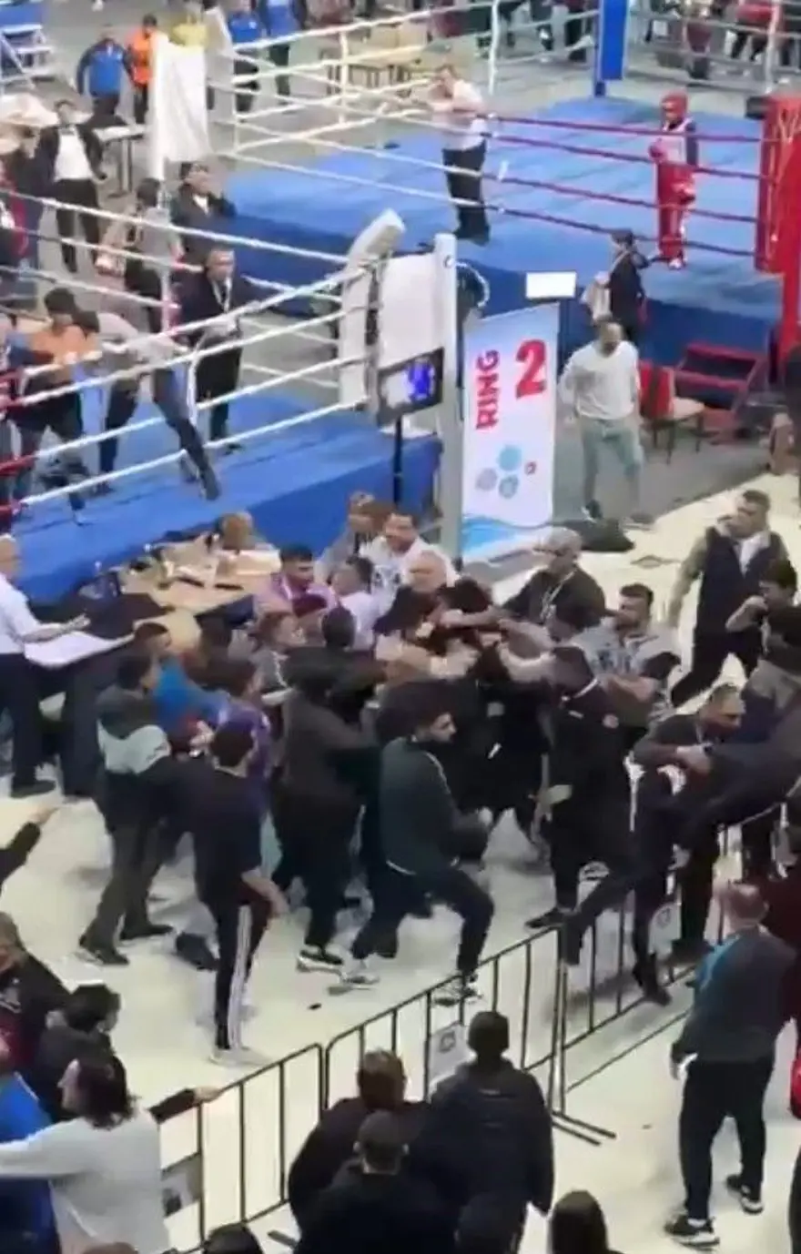 Kick boks maçında kavga ring dışına taştı: Biri hakem iki yaralı 1