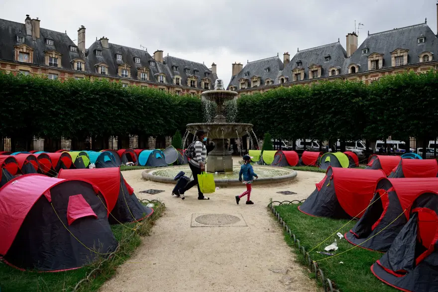 400 evsiz Paris’te ‘onurlu barınma’ için çadır kurdu 6 400 evsiz Paris’te ‘onurlu barınma’ için çadır kurdu 6