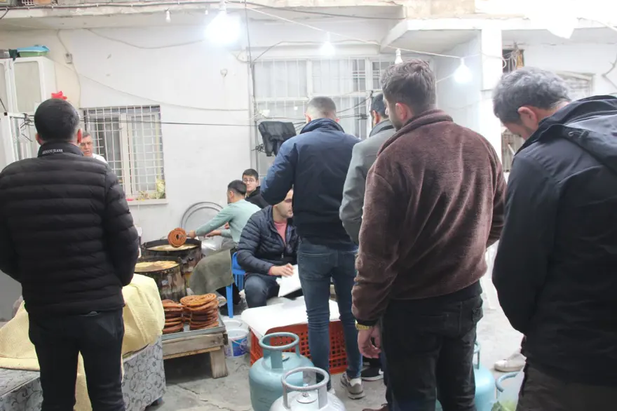 Nesilden nesille Ramazan ayına özel tatlı: 60 yıldır evinin avlusunda yapıyor 3