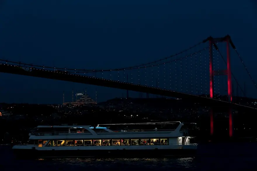 İstanbul'un tarihi simgeleri Milli Takım'a destek için Kırmızı-Beyaza büründü 3