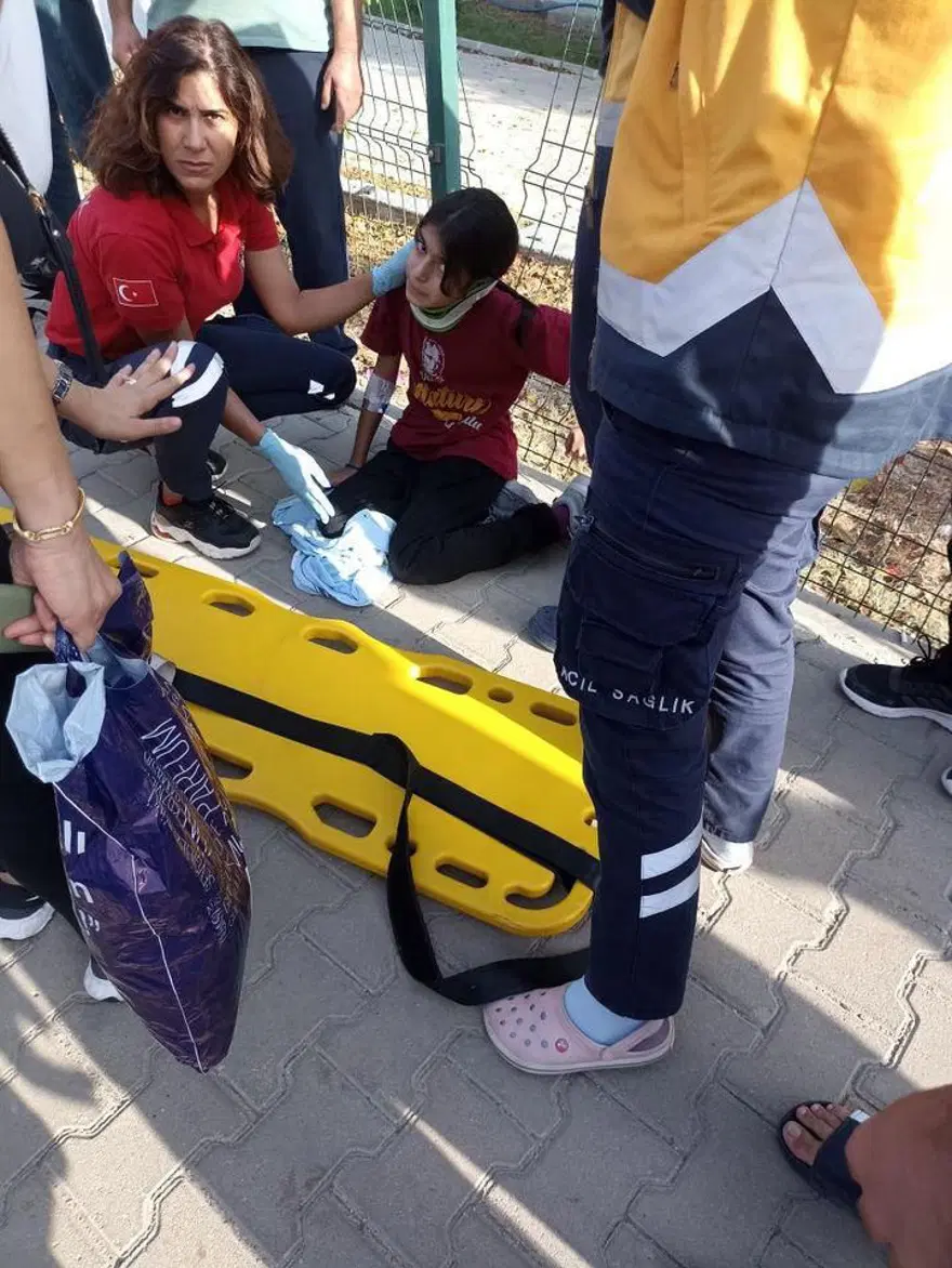 Kontrolden çıkan otomobil otobüs durağına daldı: 3 yaralı 2