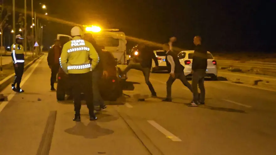 Otomobilin çarptığı motosikletli öldü, yakınları parke taşlarıyla araca saldırdı 7