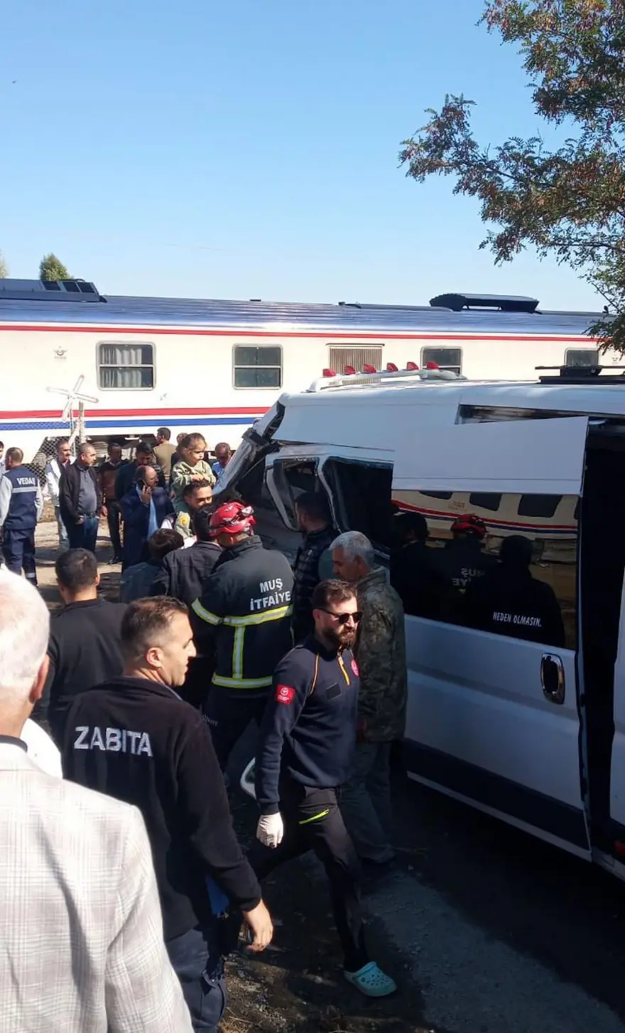 Yolcu treni, öğrenci servisine çarptı: Yaralılar var 4 Yolcu treni, öğrenci servisine çarptı: Yaralılar var 4