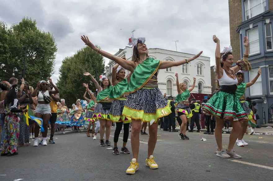 İngiltere'de düzenlenen Notting Hill Karnavalı'ndan renkli görüntüler 9 İngiltere'de düzenlenen Notting Hill Karnavalı'ndan renkli görüntüler 9