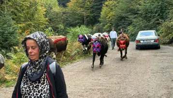 Asırlık gelenek sürdürülüyor: Renkli dönüş şöleni