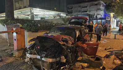 Kadıköy Bağdat Caddesi'nde otomobil duvara çarptı: 3 yaralı
