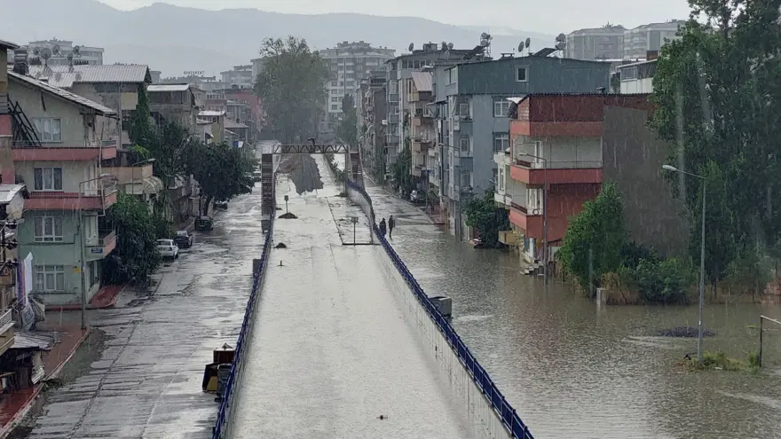 Kuvvetli sağanak birçok ilde hayatı felç etti: Sele kapılan 3 kişi hayatını kaybetti, 1 bebek kayıp 16