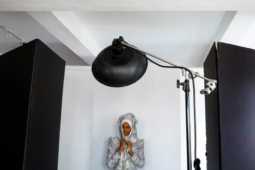 Mülteci kampından podyuma dünyanın ilk tesettürlü modeli Halima Aden’in hikayesi 10