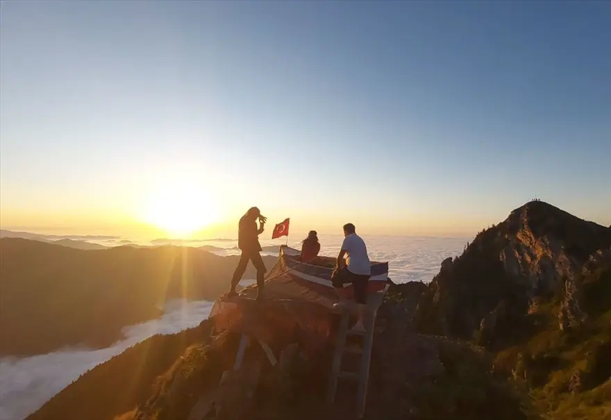 "Bulut denizi" için 2 bin 700 rakımlı yaylada kayık yaptı 12