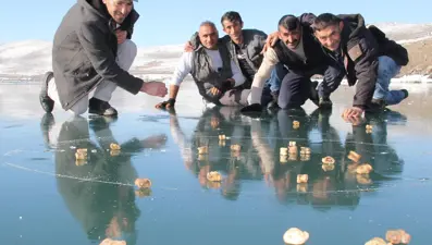 Yüzeyi buz tutan Çıldır Gölü'nde 'aşık' oynadılar