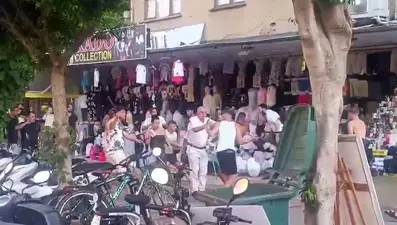 İngiliz turistler ile esnaf birbirine girdi: Taş ve sopalar havada uçuştu
