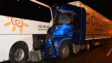 Tur otobüsü, tırla çarpıştı: 13 yaralı