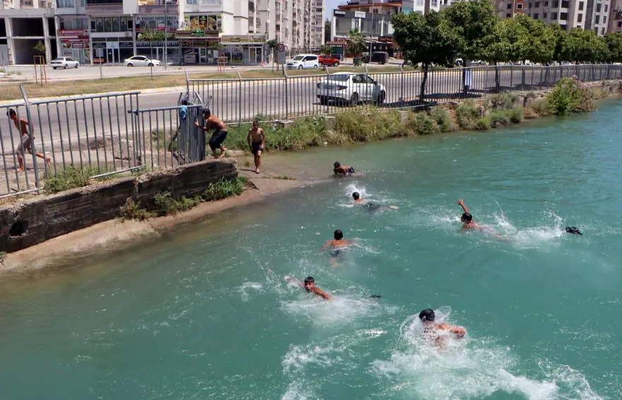 Adana'da termometreler 47 dereceyi gösterdi 2 Adana'da termometreler 47 dereceyi gösterdi 2
