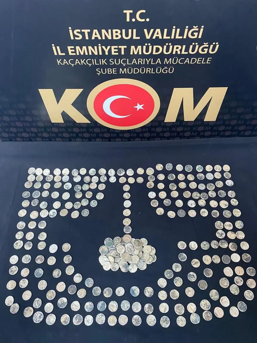 İstanbul'da İncil ve Tevrat ile çok sayıda sikke ele geçirildi 8 İstanbul'da İncil ve Tevrat ile çok sayıda sikke ele geçirildi 8