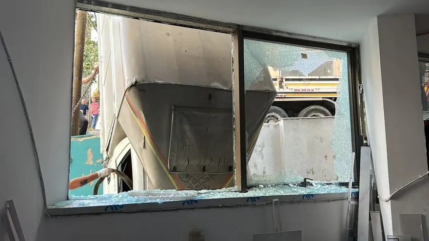 Kağıthane'de korku dolu anlar: Pedalı takılan kamyonet bina boşluğuna düştü 6 Kağıthane'de korku dolu anlar: Pedalı takılan kamyonet bina boşluğuna düştü 6