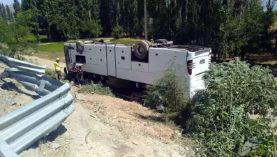 Denizli'de tur otobüsü şarampole devrildi