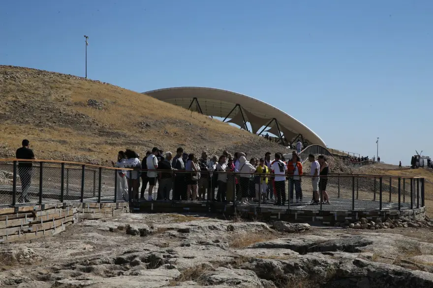 ''Tarihin sıfır noktası'' olarak biliniyor: Göbeklitepe'ye sonbaharda ziyaretçi yağdı 1 ''Tarihin sıfır noktası'' olarak biliniyor: Göbeklitepe'ye sonbaharda ziyaretçi yağdı 1
