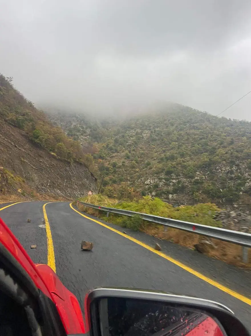 Tekirdağ'da yamaçtan kopan kaya parçaları yolu kapattı 6 Tekirdağ'da yamaçtan kopan kaya parçaları yolu kapattı 6