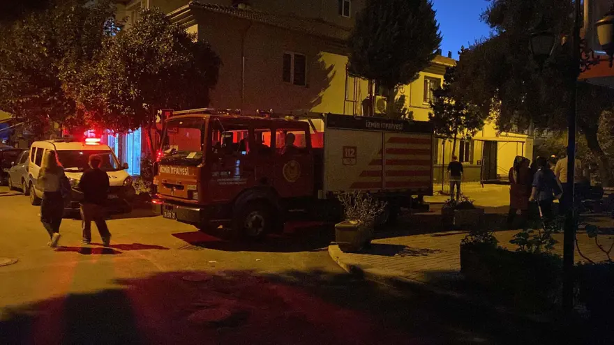 İzmir'de okul binası, yıkımı sırasında yan yattı 4