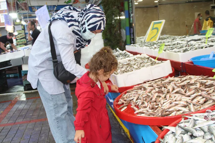 Rize’de kilo fiyatı 5 TL’ye düşen istavrit, kasayla satılıyor 5 Rize’de kilo fiyatı 5 TL’ye düşen istavrit, kasayla satılıyor 5