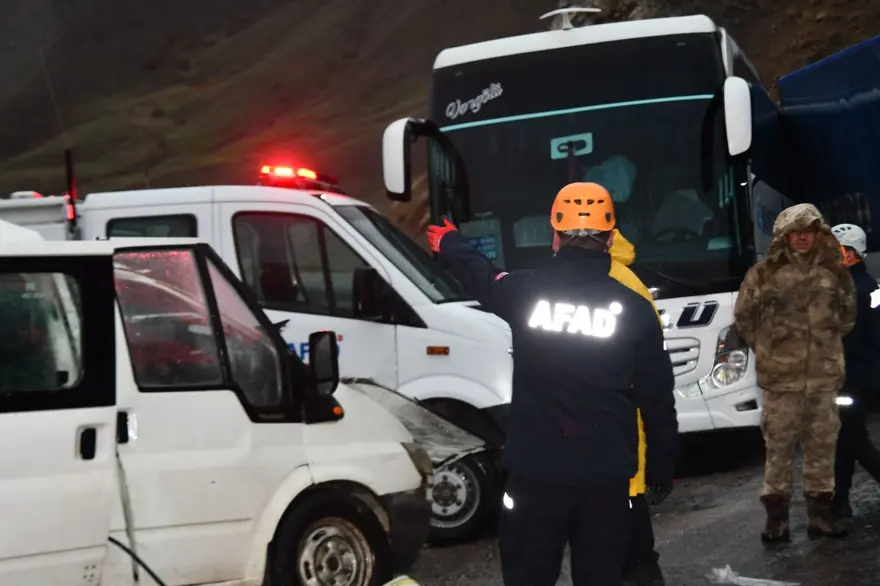 Hakkari'de zincirleme kaza: 3 ölü, 7 yaralı 4 Hakkari'de zincirleme kaza: 3 ölü, 7 yaralı 4